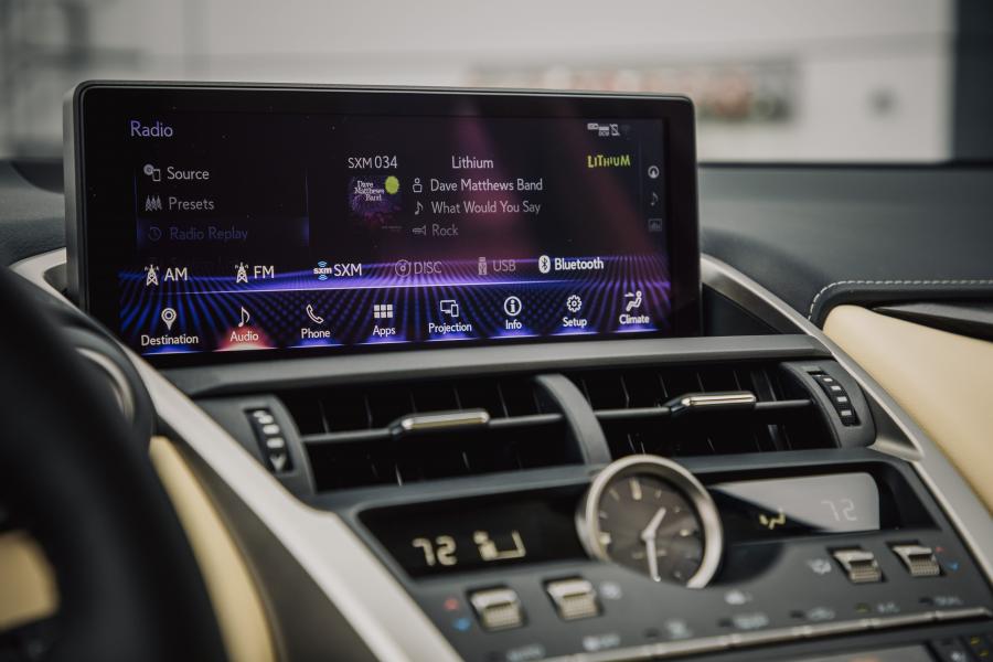 Детали интерьера Lexus NX300h 2017 года  (NA) (фото 8 из 15)